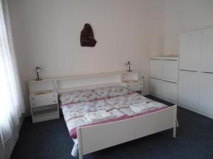 Tempat tidur dalam kamar di Penzion u České Koruny
