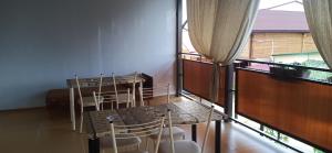 ゴルビツカヤにあるКруизのダイニングルーム(テーブル、椅子付)