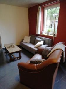 un soggiorno con divano e tavolo di Aux doux rêves a Provèdroux