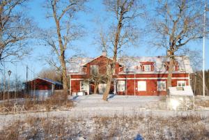 una casa vieja en un campo con árboles en Solmyra 56 Gästhem, en Solmyra