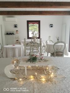 una sala da pranzo con tavolo e luci di B&B Riva del Gallo a Tresigallo
