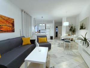 - un salon avec un canapé et une table dans l'établissement Apartamentos StarNerja en Stella Maris, à Nerja