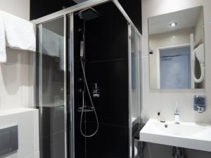 Koupelna v ubytování Nouvel Hôtel Eiffel + 37 fotografií