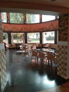 Restoran atau tempat lain untuk makan di KSTDC Hotel Mayura Pavithra Yediyur