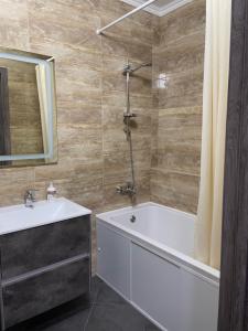 Ein Badezimmer in der Unterkunft Evro Lux 3 комнаты
