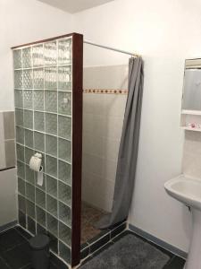 bagno con doccia e tenda doccia di 3soleils a Schœlcher