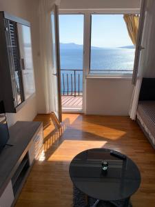 ein Wohnzimmer mit Meerblick in der Unterkunft Apartment Ivanka in Senj