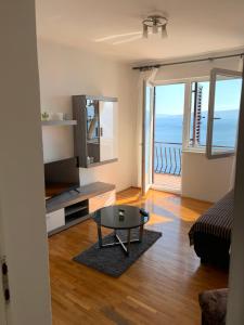 ein Wohnzimmer mit einem Tisch und Meerblick in der Unterkunft Apartment Ivanka in Senj