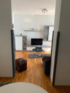 ein Wohnzimmer mit einem Sofa und einem Tisch in der Unterkunft Apartment Ivanka in Senj