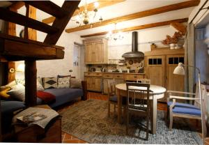 eine Küche und ein Wohnzimmer mit einem Tisch und einem Sofa in der Unterkunft Bohemian Hideout, Old Town, Tartu Home in Tartu