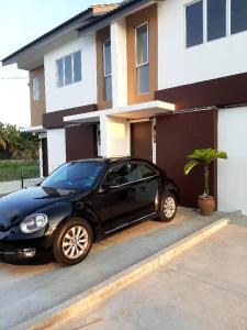 un coche negro estacionado frente a una casa en Citra Cottage Homestay, en Sungai Petani