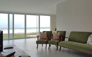 Χώρος καθιστικού στο Family Beach House in Gouritz