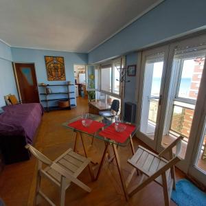 馬德普拉塔的住宿－Hermoso monoambiente con vista al mar en La Perla , Mar del Plata，客厅配有桌子和两把椅子