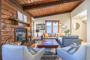 Posezení v ubytování West Vail Mountain Escape & Kinnikinnick Sunshine House