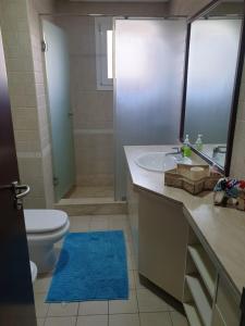 y baño con lavabo, aseo y espejo. en Cherrywood House en Dubái