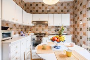 A kitchen or kitchenette at Splendida Villa con vista sull'Isola di Cirella