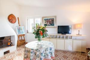 A television and/or entertainment centre at Splendida Villa con vista sull'Isola di Cirella