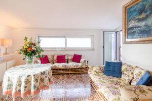 A seating area at Splendida Villa con vista sull'Isola di Cirella