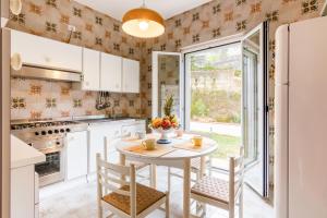 A kitchen or kitchenette at Splendida Villa con vista sull'Isola di Cirella