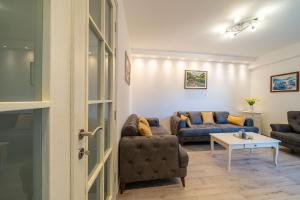 uma sala de estar com dois sofás e uma mesa em Boka View Luxury Suite - With free Garage Parking em Kotor