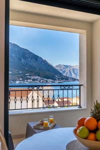 um quarto com uma grande janela com vista para o oceano em Boka View Luxury Suite - With free Garage Parking em Kotor