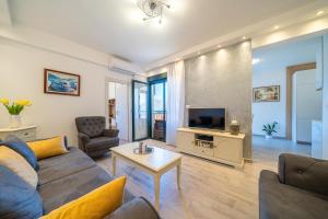 TV a/nebo společenská místnost v ubytování Boka View Luxury Suite - With free Garage Parking
