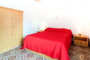 A bed or beds in a room at Splendida Villa con vista sull'Isola di Cirella