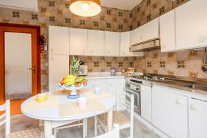 A kitchen or kitchenette at Splendida Villa con vista sull'Isola di Cirella