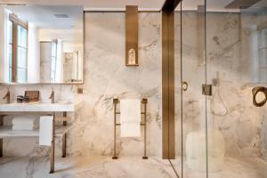 Um banheiro em Rosewood São Paulo