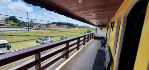 イタニャエンにあるPousada Fonsecaの通りの景色を望む列車のバルコニー