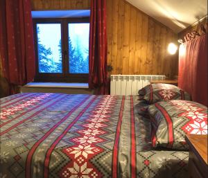 Tempat tidur dalam kamar di Rifugio Baita Gimont