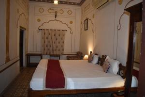 Postel nebo postele na pokoji v ubytování Hotel Nawal Sagar Palace - Bundi
