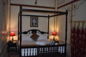 Postel nebo postele na pokoji v ubytování Hotel Nawal Sagar Palace - Bundi