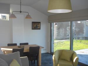 a dining room with a table and chairs at Hoeve De Hagepoorter in Jabbeke