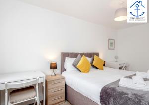 Luxury Two Bedroom by 7 Seas Property Serviced Accommodation Maidenhead with Parking