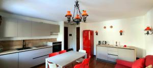 Η κουζίνα ή μικρή κουζίνα στο Mont Blanc Apartment- Bluchalet