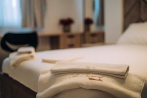 een bed met twee handdoeken erop bij Central Apartment Chunarot in Ohrid