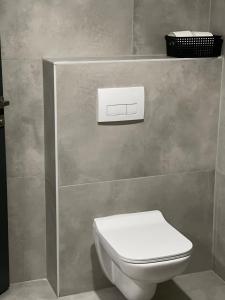 ein Badezimmer mit einem weißen WC und einer Wand in der Unterkunft All In in Oberhausen