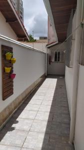 un pasillo vacío de un edificio con balcón en Casa Centro de Peruíbe - R&P, en Peruíbe