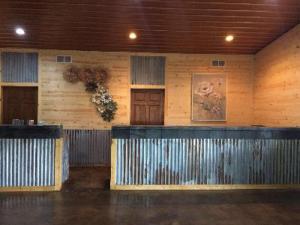 LewistownにあるBig Horse Inn and Suitesの木製の壁の客室で、バーが付いています。