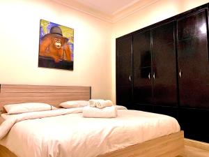 - une chambre avec 2 lits et un tableau mural dans l'établissement Sab 9 - Great View Over Hassan Mosque. Luxurious 3 Bedrooms & 2,5 Bathrooms, à Casablanca