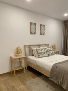 - une chambre avec un lit et une table de chevet dans l'établissement Art'Estrela, à Covilhã