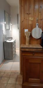ein Bad mit einer Badewanne und einem Waschbecken in einem Zimmer in der Unterkunft Gîte le chalet vert , prêt de raquettes in Frambouhans