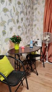 une table et des chaises avec une plante sur un mur dans l'établissement Madlena buduar, à Riga