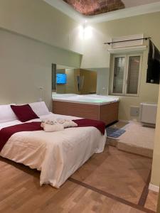 una camera con un grande letto e una vasca da bagno di HOTEL VILLA ISA a Pescara