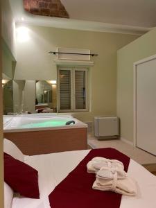 um quarto com uma cama grande e toalhas em HOTEL VILLA ISA em Pescara