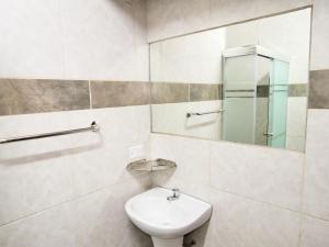 Koupelna v ubytování HOTEL ESTRELLA + 29 fotografií