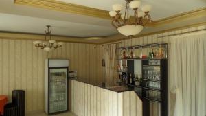 een bar in een kamer met een kroonluchter bij Royal Hotel in Charkov