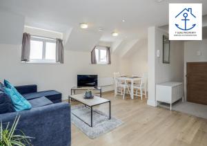 Luxury 1 Bed Snug Central by 7 Seas Property Serviced Accommodation Maidenhead with Parking