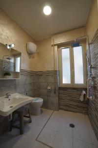 a bathroom with a sink, toilet, and bathtub at Hotel Marconi in Fiuggi